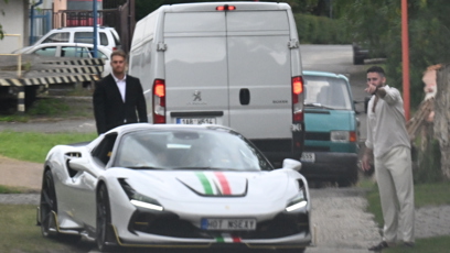 FOTO: Matěj Dejdar pomáhal řidiči luxusního Ferrari s navigací na místo.