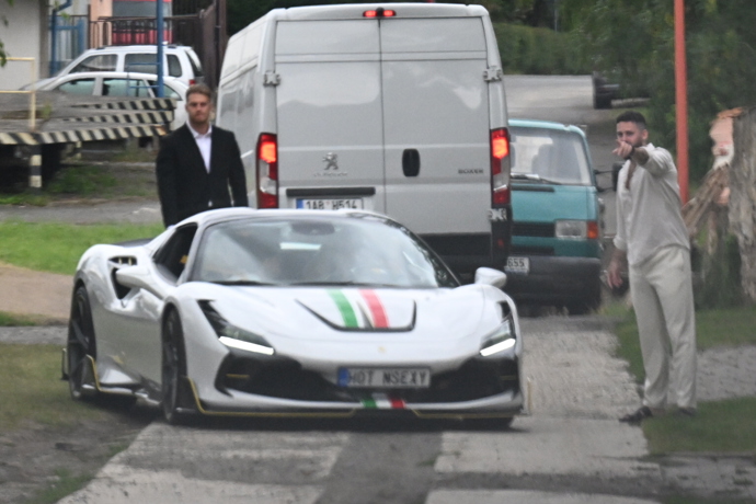 Matěj Dejdar pomáhal řidiči luxusního Ferrari s navigací na místo.