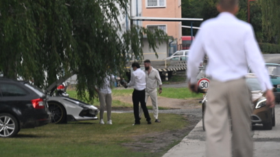 FOTO: Matěj Dejdar se před obřadem staral také o přijíždějící hosty a organizaci aut.