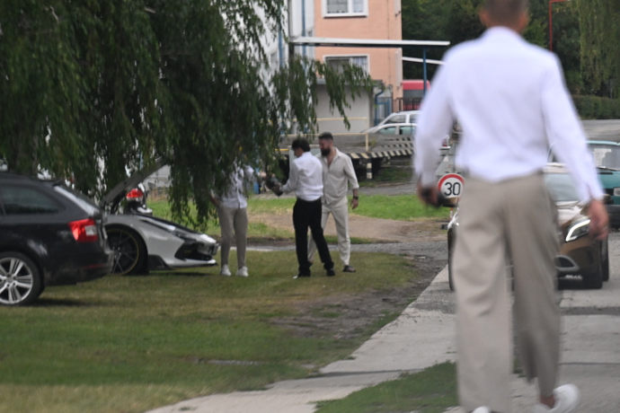 Matěj Dejdar se před obřadem staral také o přijíždějící hosty a organizaci aut.