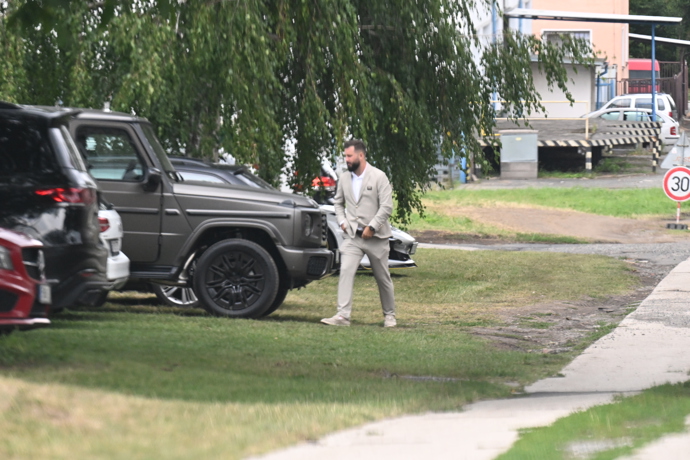 Před začátkem svatby panoval na místě čilý ruch a přijížděli další hosté.