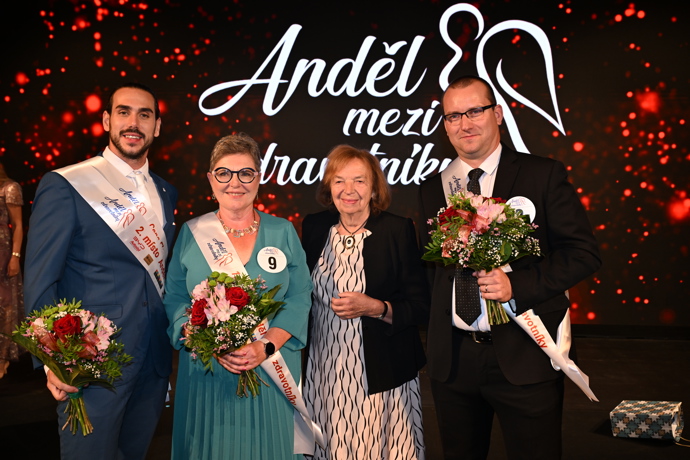 Jarmila Korčáková s finalisty a Livií Klausovou. 