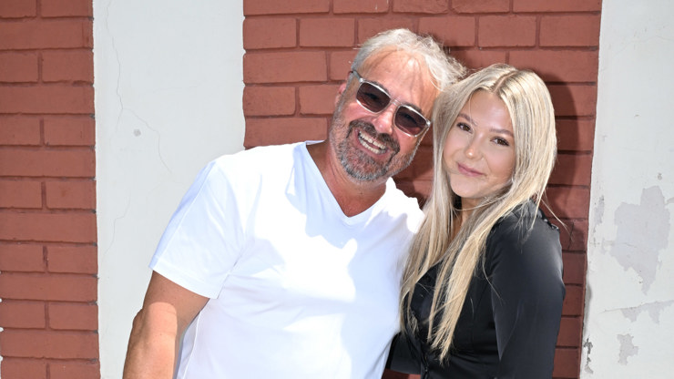 Martin Zounar přijel na tiskovku Novy na skútru. Hned se šel přivítat se svou dcerou Claudií.