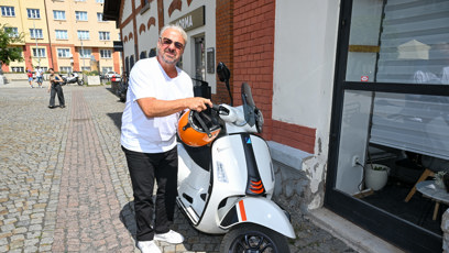FOTO: Martin Zounar přijel na tiskovku Novy na skútru. Hned se šel přivítat se svou dcerou Claudií.