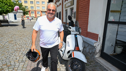 FOTO: Martin Zounar přijel na tiskovku Novy na skútru. Hned se šel přivítat se svou dcerou Claudií.