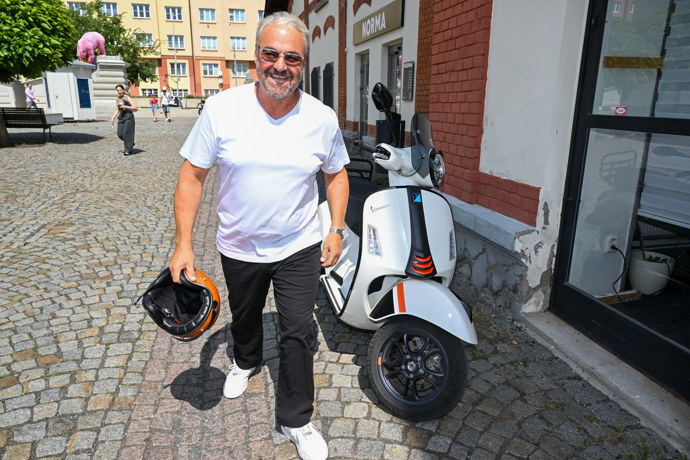 Martin Zounar přijel na tiskovku Novy na skútru.