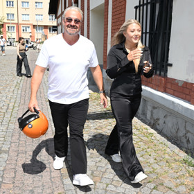 Martin Zounar přijel na tiskovku Novy na skútru. Hned se šel přivítat se svou dcerou Claudií.
