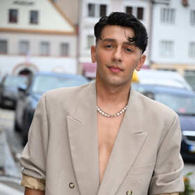 Jan Bendig zvolil odhalený outfit.