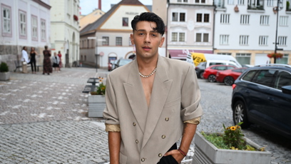 FOTO: Jan Bendig v netradičním outfitu.