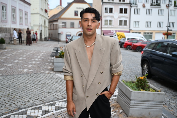 Jan Bendig v netradičním outfitu.