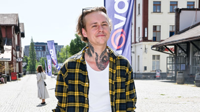 FOTO: Vojta Drahokoupil vsadil na uvolněný outfit s výraznou žlutočernou kostkovanou košilí.