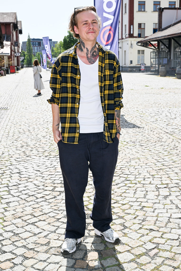 Vojta Drahokoupil vsadil na uvolněný outfit s výraznou žlutočernou kostkovanou košilí.