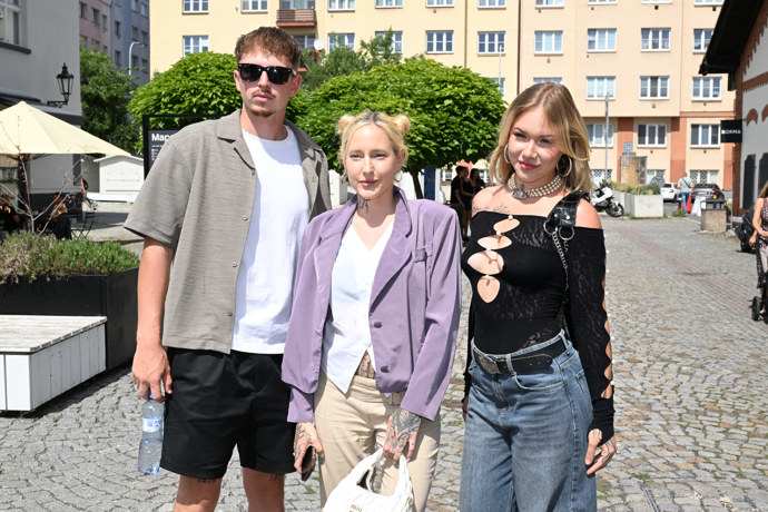 Pavel Pešír, Simona Holubová a Lucie Kotenová dorazili na nováckou akci společně.