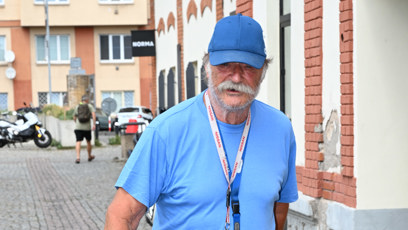 FOTO: Pavel Nový dorazil s deštníkem jako oporou.