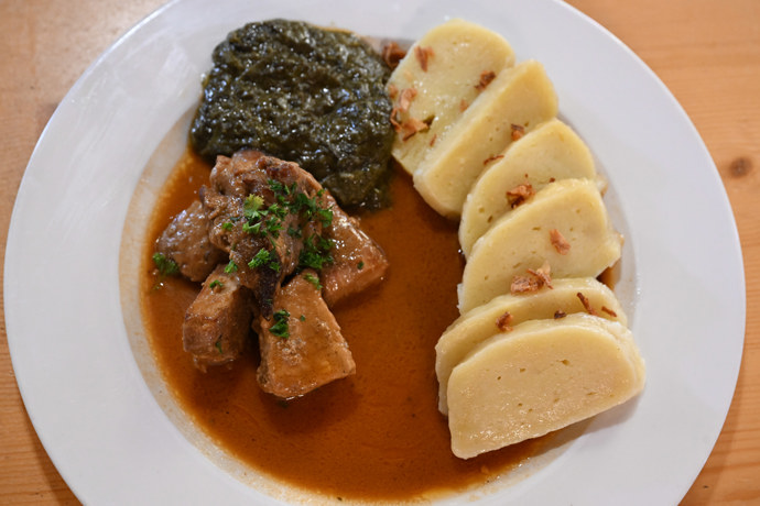 Moravský vrabec s knedlíkem a špenátem. 