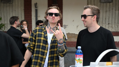 FOTO: Vojta Drahokoupil se během akce dobře bavil a fotografům předvedl i své rockerské gesto.