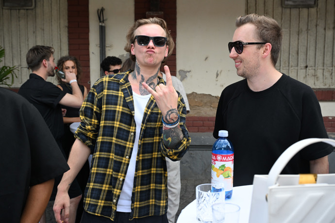 Vojta Drahokoupil se během akce dobře bavil a fotografům předvedl i své rockerské gesto.