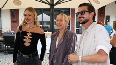 FOTO: Lucie Kotenová, Simona Holubová a Štěpán Placák se na večírku potkali v dobré náladě.