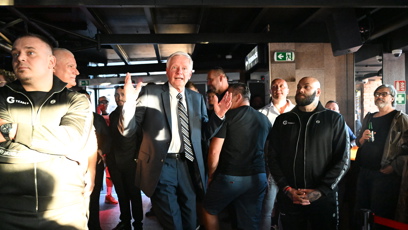FOTO: Miroslav Sládek jde na pódium.