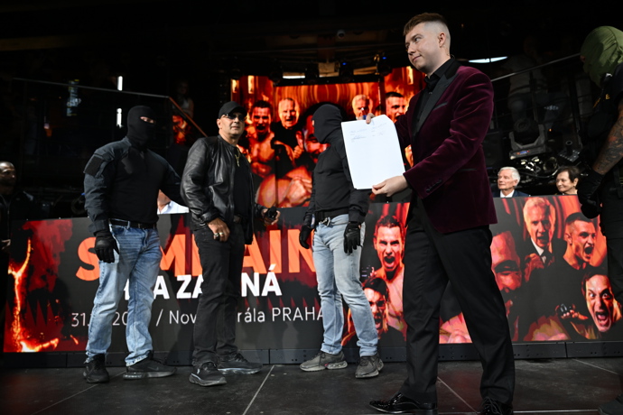 Vojtěch Pokoš podepsal smlouvu na zápas s Kájínkem.