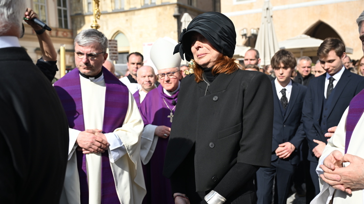 Radka Potměšilová na pohřbu svého muže. 