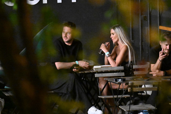 Denise Ayverdi alias Bobina si dala něco dobrého k pití.