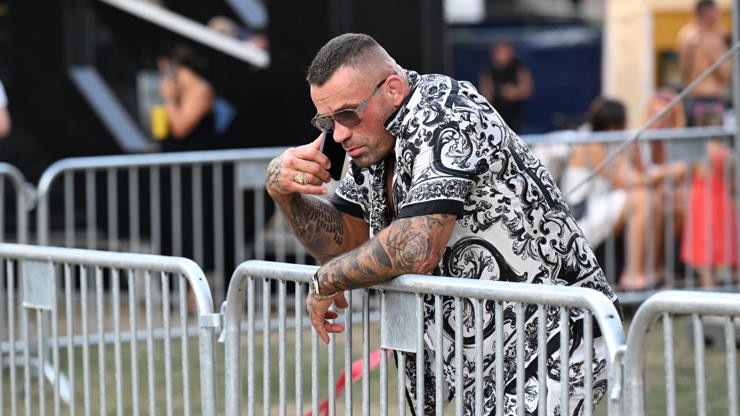 Pohodlně opřený o zátarasy ladil s mobilním telefonem u ucha finální detaily před večerním programem.