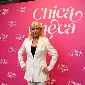 Pavla Tomicová má hlavní roli ve filmu Chica Checa. Ztvárňuje v něm pošťačku a matku.