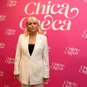 Pavla Tomicová má hlavní roli ve filmu Chica Checa. Hraje tam matku Lukáše (Jan Cina).