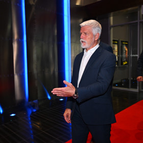 Prezident Petr Pavel během příchodu na premiéru filmu Osamělý vlk.