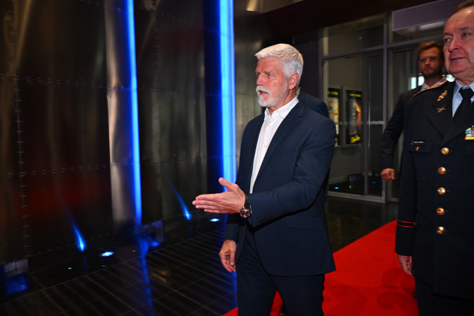 Prezident Petr Pavel během příchodu na premiéru filmu Osamělý vlk.