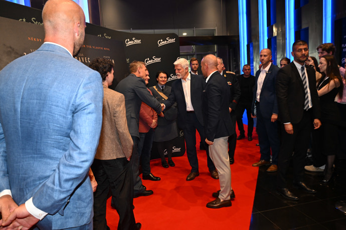 Prezident Petr Pavel se pozdravil s herci i tvůrci filmu.