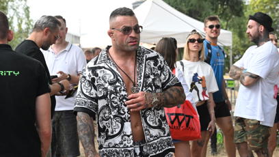 FOTO: Po vyřízení hovorů si upravil divoký černobílý komplet a vyrazil mezi ostatní.