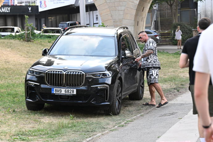 Za luxusní bavorák chtěl prodejce původně 1,9 milionu korun.