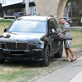 Karlos Vémola dorazil na Štvanici v luxusním SUV BMW X7, kterým nahradil svůj ikonický Mercedes G.