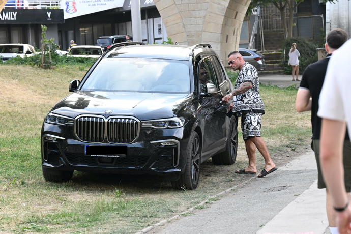 Karlos Vémola dorazil na Štvanici v luxusním SUV BMW X7, kterým nahradil svůj ikonický Mercedes G.