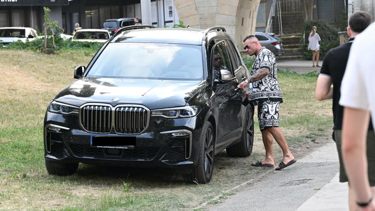 Karlos Vémola dorazil na Štvanici v luxusním SUV BMW X7, kterým nahradil svůj ikonický Mercedes G.