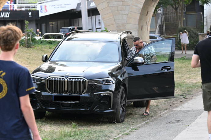 Z bavoráku vystoupil v nepřehlédnutelném letním outfitu s rozepnutou košilí a v pohodlných pantoflích.