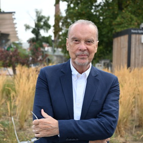Nedávno oslavil 70. narozeniny a je stále aktivní ve své práci.