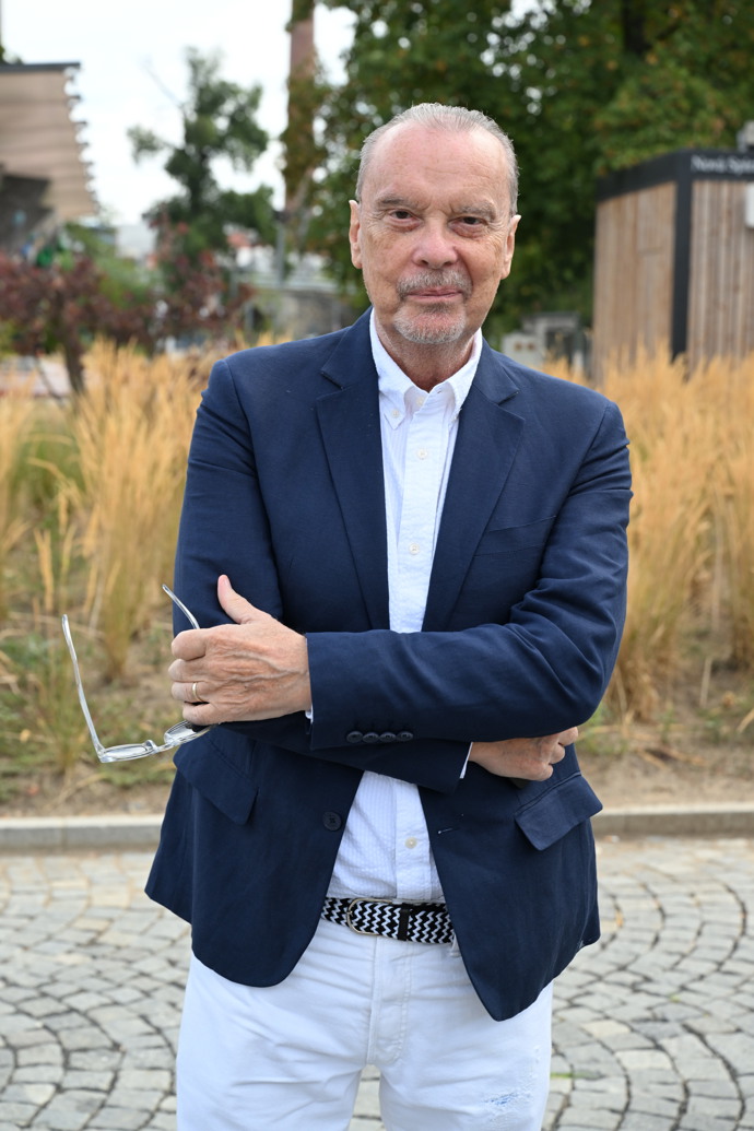 Nedávno oslavil 70. narozeniny a je stále aktivní ve své práci. 