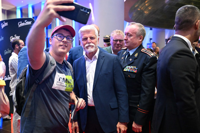 Prezident Petr Pavel se fotil se svými příznivci. 