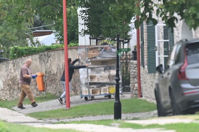 Úklid po svatbě Matěje Dejdara a Veroniky Biasiol.