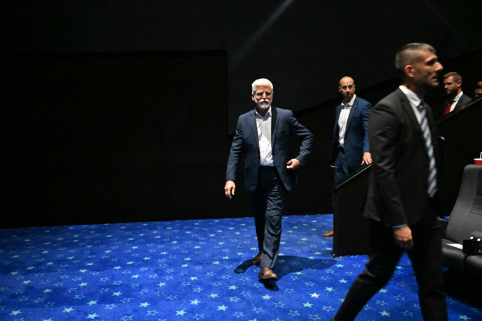 Prezident Petr Pavel se usmíval na všechny strany. 