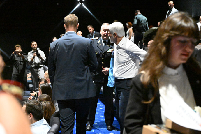 Prezident Petr Pavel si v kinosále sundal sako.