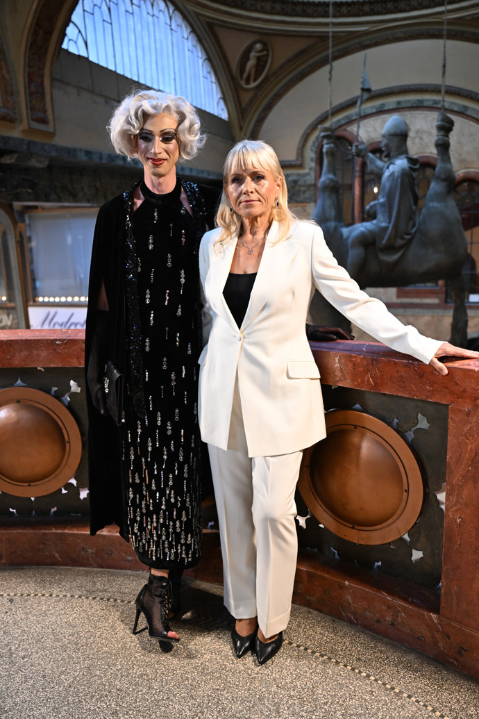 Jan Cina oblékl - stejně jako ve filmu - kostým drag queen, Pavla Tomicová pak bílý kalhotový kostýmek.