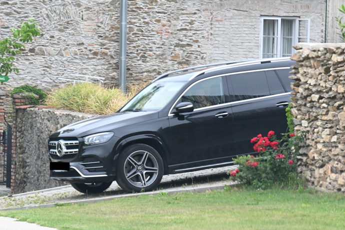 Luxusních Mercedesů se na místě objevilo hned několik.