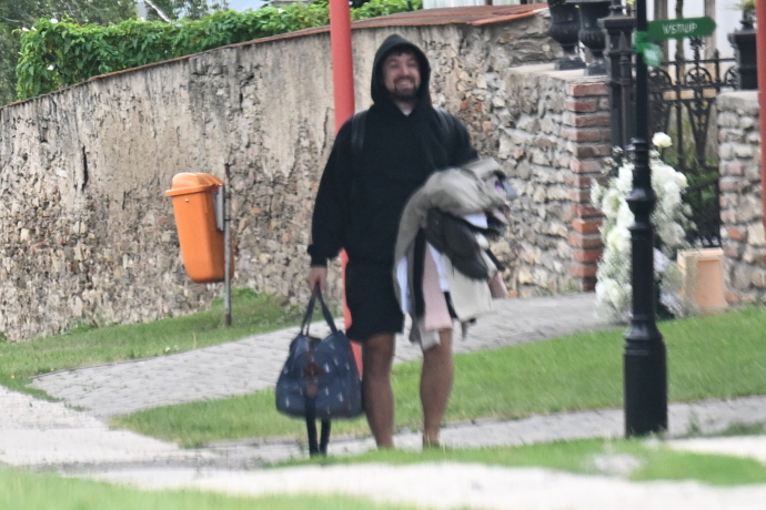 Den po svatbě Matěje Dejdara a Veroniky Biasiol se uklízelo.