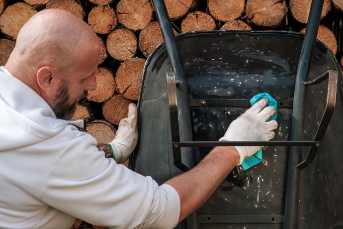 Staré zahradní kolečko nemusí do šrotu. Nový nátěr mu vrátí vzhled a prodlouží život Staré zahradní kolečko nemusí do šrotu. Nový nátěr mu vrátí vzhled a prodlouží život