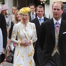 O 27 let později je oblékla na veselku Lady Rose Windsor s Georgem Gilmanem. Jen klobouk od Johna Boyda vyměnila za jiný.