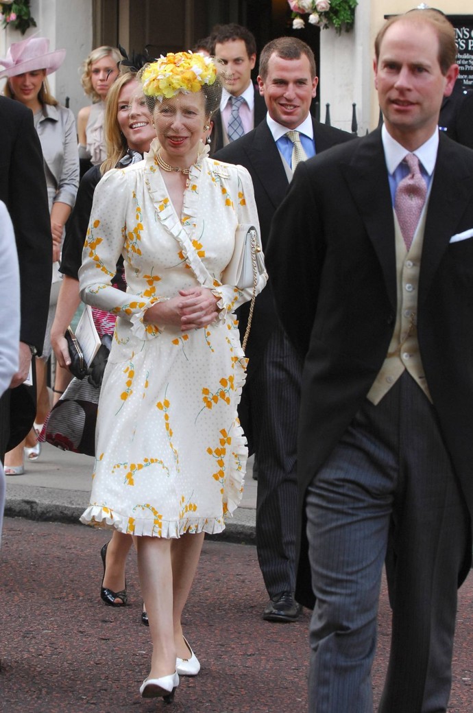 O 27 let později je oblékla na veselku Lady Rose Windsor s Georgem Gilmanem. Jen klobouk od Johna Boyda vyměnila za jiný.